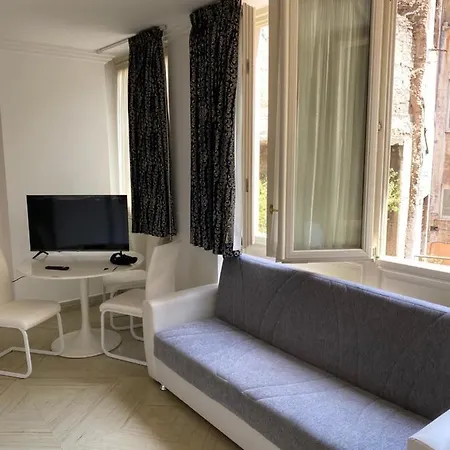 Rome Accomodation Apartman *